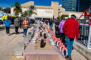 Tel Aviv, İsrail - 13 Ocak 2024 Onları Eve Getir Ekibi, meydanın ortasında çatal bıçaklı bir masa kurdu.