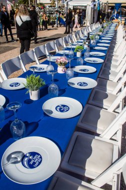 Tel Aviv, İsrail - 13 Ocak 2024 Onları Eve Getir Ekibi, meydanın ortasında çatal bıçaklı bir masa kurdu.