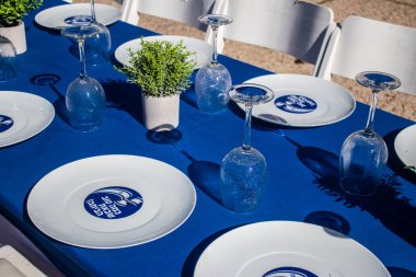 Tel Aviv, İsrail - 13 Ocak 2024 Onları Eve Getir Ekibi, meydanın ortasında çatal bıçaklı bir masa kurdu.