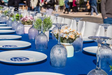 Tel Aviv, İsrail - 13 Ocak 2024 Onları Eve Getir Ekibi, meydanın ortasında çatal bıçaklı bir masa kurdu.