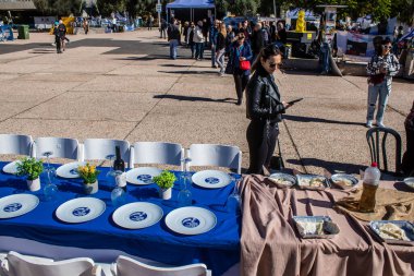 Tel Aviv, İsrail - 13 Ocak 2024 Onları Eve Getir Ekibi, meydanın ortasında çatal bıçaklı bir masa kurdu.