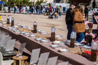 Tel Aviv, İsrail - 13 Ocak 2024 Onları Eve Getir Ekibi, meydanın ortasında çatal bıçaklı bir masa kurdu.
