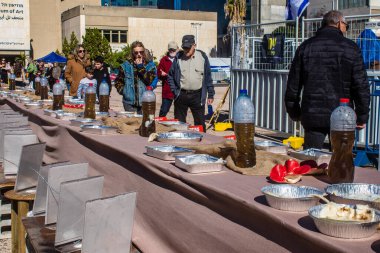 Tel Aviv, İsrail - 13 Ocak 2024 Onları Eve Getir Ekibi, meydanın ortasında çatal bıçaklı bir masa kurdu.