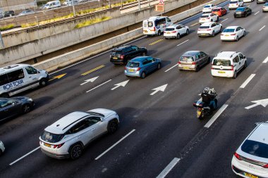 Tel Aviv, İsrail 14 Ocak 2024 Tel Aviv 'e giden otoyolda ağır araba trafiği. İsrail 'in sembolik ve sembolik şehri Tel Aviv' de trafik hala yoğun.