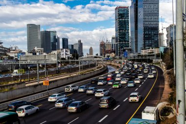 Tel Aviv, İsrail 14 Ocak 2024 Tel Aviv 'e giden otoyolda ağır araba trafiği. İsrail 'in sembolik ve sembolik şehri Tel Aviv' de trafik hala yoğun.