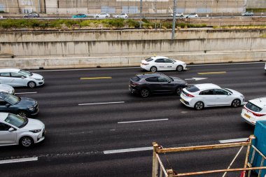 Tel Aviv, İsrail 14 Ocak 2024 Tel Aviv 'e giden otoyolda ağır araba trafiği. İsrail 'in sembolik ve sembolik şehri Tel Aviv' de trafik hala yoğun.