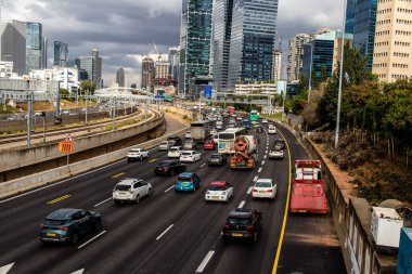 Tel Aviv, İsrail 14 Ocak 2024 Tel Aviv 'e giden otoyolda ağır araba trafiği. İsrail 'in sembolik ve sembolik şehri Tel Aviv' de trafik hala yoğun.