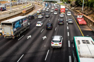 Tel Aviv, İsrail 14 Ocak 2024 Tel Aviv 'e giden otoyolda ağır araba trafiği. İsrail 'in sembolik ve sembolik şehri Tel Aviv' de trafik hala yoğun.