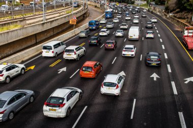 Tel Aviv, İsrail 14 Ocak 2024 Tel Aviv 'e giden otoyolda ağır araba trafiği. İsrail 'in sembolik ve sembolik şehri Tel Aviv' de trafik hala yoğun.