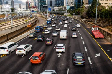 Tel Aviv, İsrail 14 Ocak 2024 Tel Aviv 'e giden otoyolda ağır araba trafiği. İsrail 'in sembolik ve sembolik şehri Tel Aviv' de trafik hala yoğun.
