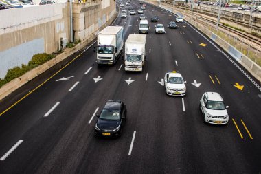 Tel Aviv, İsrail 14 Ocak 2024 Tel Aviv 'e giden otoyolda ağır araba trafiği. İsrail 'in sembolik ve sembolik şehri Tel Aviv' de trafik hala yoğun.