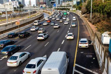 Tel Aviv, İsrail 14 Ocak 2024 Tel Aviv 'e giden otoyolda ağır araba trafiği. İsrail 'in sembolik ve sembolik şehri Tel Aviv' de trafik hala yoğun.