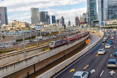 Tel Aviv, İsrail - 15 Ocak 2024 Tel Aviv 'i Kudüs' e bağlayan tren tüm büyük şehirleri birbirine bağlayan modern ve verimli bir demiryolu ağı ile donatılmıştır.