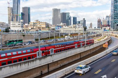 Tel Aviv, İsrail - 15 Ocak 2024 Tel Aviv 'i Kudüs' e bağlayan tren tüm büyük şehirleri birbirine bağlayan modern ve verimli bir demiryolu ağı ile donatılmıştır.