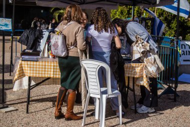 Tel Aviv, İsrail - 16 Ocak 2024 İsrail halkı Tel Aviv Sanat Müzesi 'ne bir anma ziyareti için geldi.