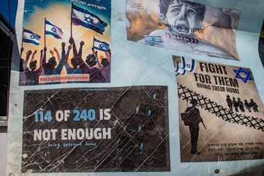Tel Aviv, İsrail - 16 Ocak 2024 Rehine Meydanı insanların 7 Ekim 2023 'te Hamas tarafından gerçekleştirilen katliamı sahnelediği ve temsil etmek istediği Tel Aviv Sanat Müzesi önünde