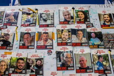 Tel Aviv, İsrail - 16 Ocak 2024 Hamas 'ın 7 Ekim 2023' teki terör saldırısı sırasında kaçırdığı rehinelerin yüzlerinin afişleri Tel Aviv sokaklarında sergileniyor.