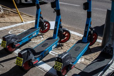 Tel Aviv, İsrail. 16 Ocak 2024. İkonik ve ikonik şehir Tel Aviv sokaklarına park edilmiş elektrikli scooter.