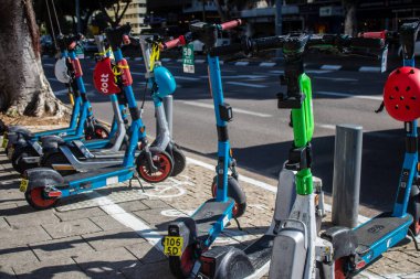 Tel Aviv, İsrail. 16 Ocak 2024. İkonik ve ikonik şehir Tel Aviv sokaklarına park edilmiş elektrikli scooter.
