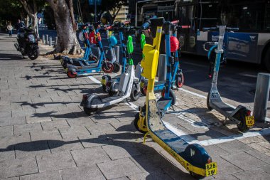 Tel Aviv, İsrail. 16 Ocak 2024. İkonik ve ikonik şehir Tel Aviv sokaklarına park edilmiş elektrikli scooter.