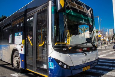 Tel Aviv, İsrail - 16 Ocak 2024 İsrail sembolik ve sembolik bir şehir olan Tel Aviv şehir merkezinde hareket eden yerel otobüs