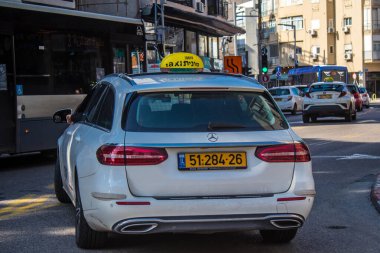 Tel Aviv, İsrail 16 Ocak 2024 İsrail taksisi Tel Aviv sokaklarında ikonik ve ikonik bir şehir olan