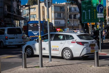 Tel Aviv, İsrail 16 Ocak 2024 İsrail taksisi Tel Aviv sokaklarında ikonik ve ikonik bir şehir olan