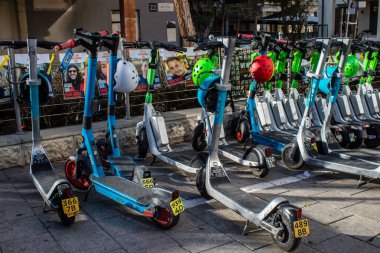 Tel Aviv, İsrail. 16 Ocak 2024. İkonik ve ikonik şehir Tel Aviv sokaklarına park edilmiş elektrikli scooter.