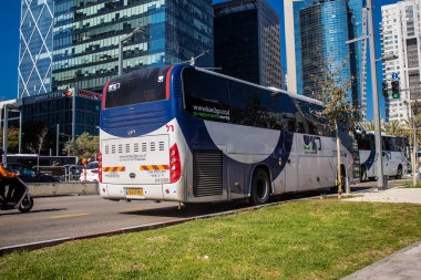 Tel Aviv, İsrail - 16 Ocak 2024 İsrail sembolik ve sembolik bir şehir olan Tel Aviv şehir merkezinde hareket eden yerel otobüs