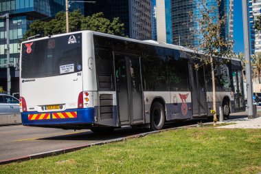 Tel Aviv, İsrail - 16 Ocak 2024 İsrail sembolik ve sembolik bir şehir olan Tel Aviv şehir merkezinde hareket eden yerel otobüs