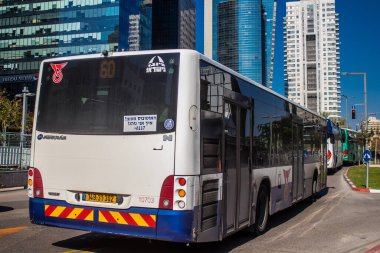 Tel Aviv, İsrail - 16 Ocak 2024 İsrail sembolik ve sembolik bir şehir olan Tel Aviv şehir merkezinde hareket eden yerel otobüs