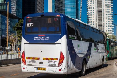 Tel Aviv, İsrail - 16 Ocak 2024 İsrail sembolik ve sembolik bir şehir olan Tel Aviv şehir merkezinde hareket eden yerel otobüs