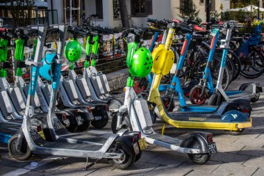 Tel Aviv, İsrail. 16 Ocak 2024. İkonik ve ikonik şehir Tel Aviv sokaklarına park edilmiş elektrikli scooter.