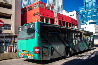 Tel Aviv, İsrail - 16 Ocak 2024 İsrail sembolik ve sembolik bir şehir olan Tel Aviv şehir merkezinde hareket eden yerel otobüs