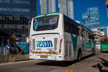 Tel Aviv, İsrail - 16 Ocak 2024 İsrail sembolik ve sembolik bir şehir olan Tel Aviv şehir merkezinde hareket eden yerel otobüs