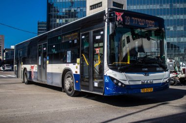 Tel Aviv, İsrail - 16 Ocak 2024 İsrail sembolik ve sembolik bir şehir olan Tel Aviv şehir merkezinde hareket eden yerel otobüs