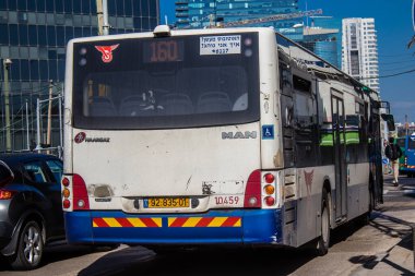 Tel Aviv, İsrail - 16 Ocak 2024 İsrail sembolik ve sembolik bir şehir olan Tel Aviv şehir merkezinde hareket eden yerel otobüs