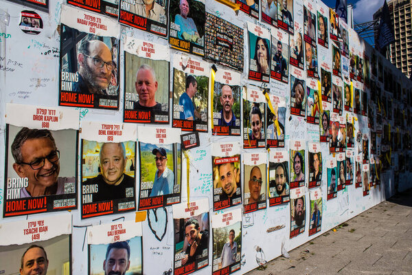 Тель-Авив, Израиль - 16 января 2024 года на улицах Тель-Авива демонстрируются плакаты с изображением лица заложников, похищенных Хамасом во время теракта 7 октября 2023 года