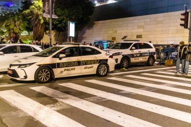 Tel Aviv, İsrail 16 Ocak 2024 Polis arabası Tel Aviv şehir merkezinde, ikonik ve ikonik bir şehir olan