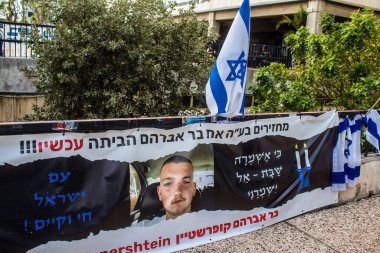 Tel Aviv, İsrail - 16 Ocak 2024 Rehine Meydanı insanların 7 Ekim 2023 'te Hamas tarafından gerçekleştirilen katliamı sahnelediği ve temsil etmek istediği Tel Aviv Sanat Müzesi önünde