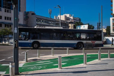 Tel Aviv, İsrail - 16 Ocak 2024 İsrail sembolik ve sembolik bir şehir olan Tel Aviv şehir merkezinde hareket eden yerel otobüs