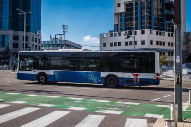 Tel Aviv, İsrail - 16 Ocak 2024 İsrail sembolik ve sembolik bir şehir olan Tel Aviv şehir merkezinde hareket eden yerel otobüs