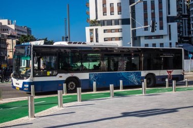 Tel Aviv, İsrail - 16 Ocak 2024 İsrail sembolik ve sembolik bir şehir olan Tel Aviv şehir merkezinde hareket eden yerel otobüs