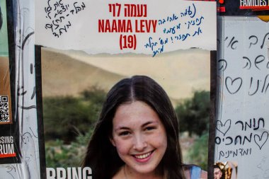 Tel Aviv, İsrail - 16 Ocak 2024 Hamas 'ın 7 Ekim 2023' teki terör saldırısı sırasında kaçırdığı rehinelerin yüzlerinin afişleri Tel Aviv sokaklarında sergileniyor.