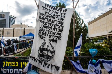 Tel Aviv, İsrail - 16 Ocak 2024 Rehine Meydanı insanların 7 Ekim 2023 'te Hamas tarafından gerçekleştirilen katliamı sahnelediği ve temsil etmek istediği Tel Aviv Sanat Müzesi önünde