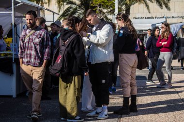 Tel Aviv, İsrail - 16 Ocak 2024 İsrail halkı Tel Aviv Sanat Müzesi 'ne bir anma ziyareti için geldi.