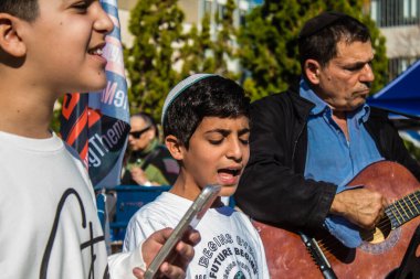 Tel Aviv, İsrail - 16 Ocak 2024 İsrail halkı şu anda Rehineler Meydanı olarak bilinen Tel Aviv Sanat Müzesinde şarkı söylüyor