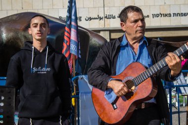 Tel Aviv, İsrail - 16 Ocak 2024 İsrail halkı şu anda Rehineler Meydanı olarak bilinen Tel Aviv Sanat Müzesinde şarkı söylüyor