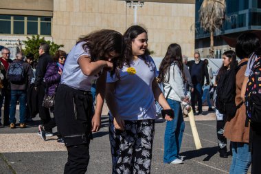 Tel Aviv, İsrail - 16 Ocak 2024 İsrail halkı Tel Aviv Sanat Müzesi 'ne bir anma ziyareti için geldi.