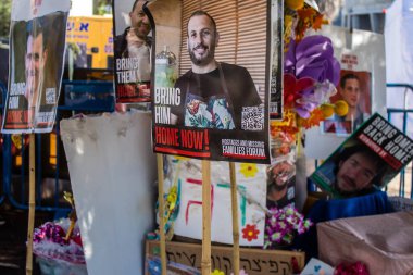 Tel Aviv, İsrail - 16 Ocak 2024 Rehine Meydanı insanların 7 Ekim 2023 'te Hamas tarafından gerçekleştirilen katliamı sahnelediği ve temsil etmek istediği Tel Aviv Sanat Müzesi önünde